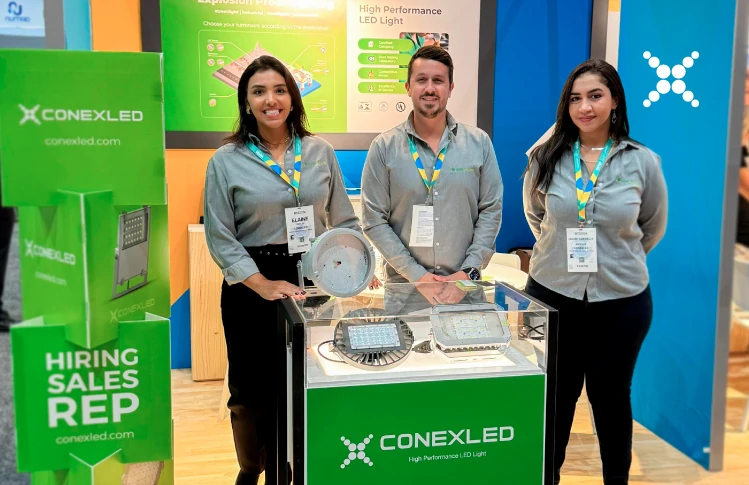 Representantes da Conexled apresentando soluções de iluminação inovadoras na Offshore Technology Conference 2024 em Houston.